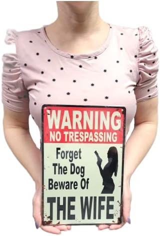 Американска духовитост - предупредувајќи не прекршувајќи - заборавете го кучето, внимавајте на сопругата 12 x 8 метален калај знак.