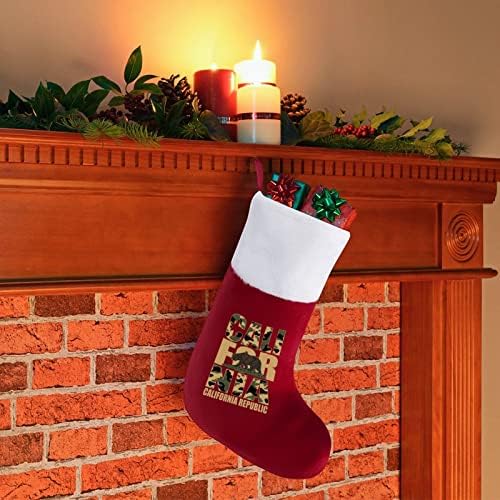 Камуфлажа во калифорниски репбични божиќни чорапи за порибување со кадифен камин што виси за декор за домашно дрво