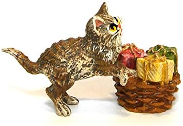 Мачка со подароци во виенска бронзена фигура