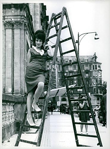 Гроздобер фотографија на Марга Барбу стои на скала додека позираше за камерата.