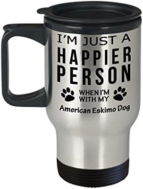 Куче Љубовник Патување Кафе Кригла-Посреќна Личност Со Американски Ескимо Куче-Миленичиња Сопственик Спасување Подароци