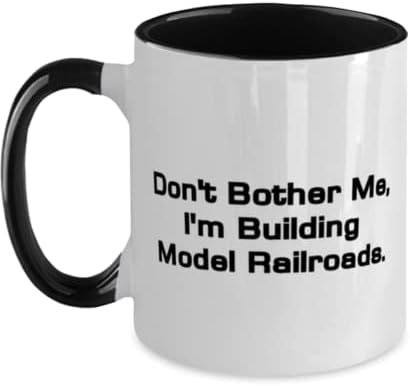 Не ми пречи, јас градам модел. Модел железнички пруги Дво тона 11oz кригла, мотивациски модел железнички подароци, чаша за пријатели, хартија
