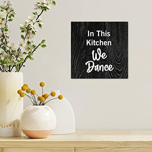 Толеи дрвен печатен знак со велејќи во оваа кујна ние танцуваме фарма куќа рустикален знак инспиративен цитат дрво знак за