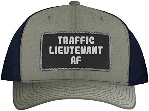 Една нога се наоѓа околу сообраќајниот поручник AF - кожна црна лепенка врежана капа за камионџии