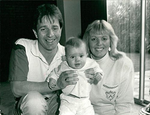 Гроздобер фотографија на Мартин Брундл, сопругата Лиз Брундл и ќерката Шарлот