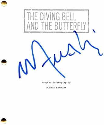 Матиу Амалрик потпиша автограм на bellвончето за возење и целосна филмска скрипта за пеперутка - Jamesејмс Бонд Квант на Солас,
