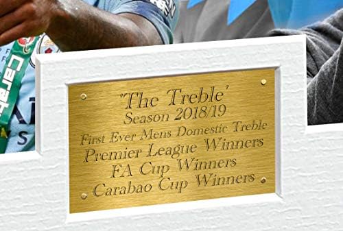 Голем A3+ Print 2018/19 „The Treble“ го потпиша Манчестер Сити Гвардиола де Брујн Агроеро Стерлинг Исус Сане автограмирана фотографија Фото Фото