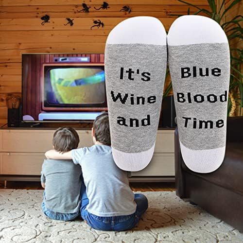 Levубителите на виното и сините loversубители чорапи вино и сини чорапи за време