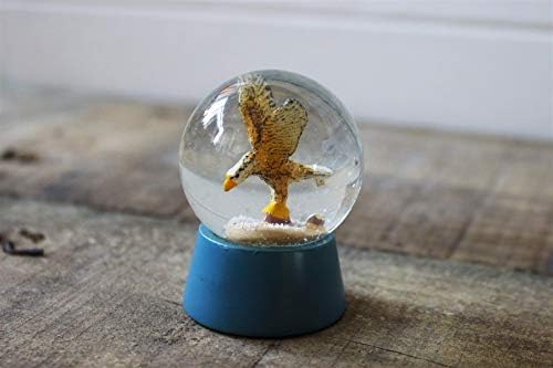 Божиќна стаклена украс на Thorness Falcon Snow Globe, украсна декорација