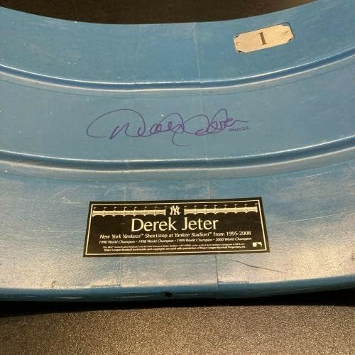 Дерек etетер ја потпиша играта во Yorkујорк Јанкис користеше седиште со Штајнер Коа - Игра користена опрема за стадион МЛБ