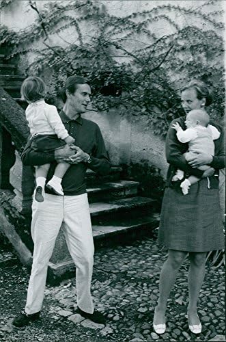 Гроздобер фотографија на Хенрик, принцот Конзор на Данска и Маргарет Втори од Данска ги држат своите деца.