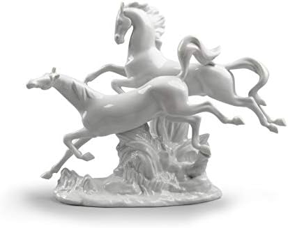 Коњи на ладри, галопирајќи фигура. Слика од порцелански коњи.