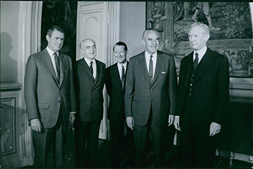 Гроздобер фотографија на фотографија на американски демократски политичар, бизнисмен и дипломат Вилијам Аверел Хариман, стои со други мажи. 1968