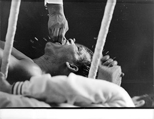 Гроздобер фотографија на шеќер Реј Робинсон како седи во аголот на боксерскиот ринг.- 1962 година