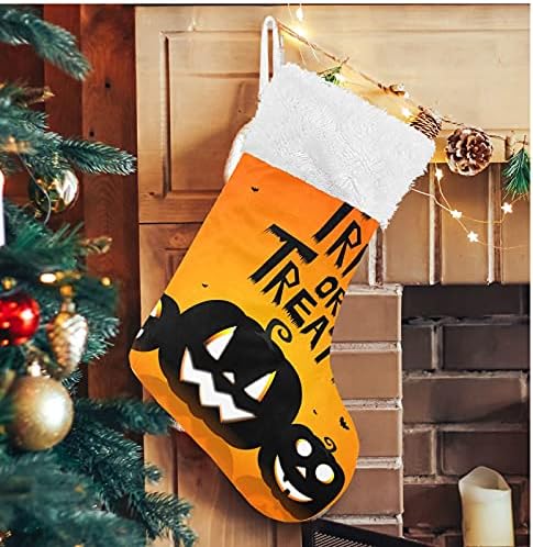 Алаза Божиќни чорапи трик за Ноќта на вештерките или третираат класични персонализирани големи декорации за порибување за семејни сезонски