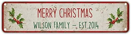Гроздобер Божиќен калај знак за обичај Име Среќни Божиќни метални знаци од семејството Вилсон, цвет бобинки, венец стрип знак фарма куќа украси
