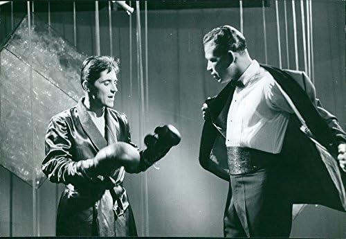 Гроздобер фотографија на Сача Дистел со боксерски ракавици и шеќер Реј Робинсон, 1963 година