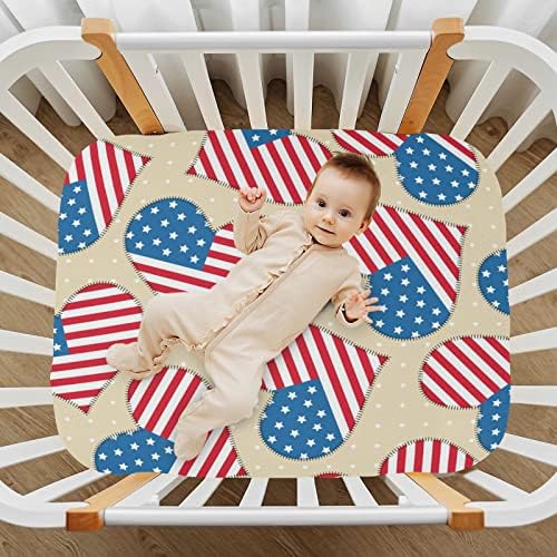Чувајте ги опремените чаршафи за креветчиња за момчиња, меки дише удобно американско знаме срца сет за бебиња, чаршафи се вклопуваат стандардни
