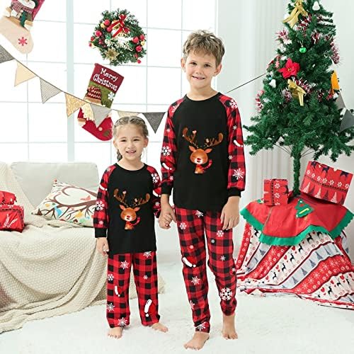Појавување на семејни Божиќни пижами Семејство Совпаѓање на Божиќните пижами поставени карирани ракави што одговараат на семејството