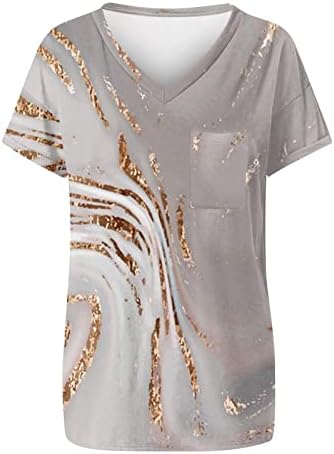 Qcemeni обични маици за жени за жени мермерни печати врвови со кратки ракави маички V вратите летни модни блузи со џеб со џеб