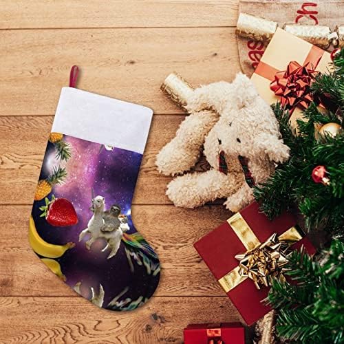 Парисе возејќи лама Божиќни чорапи за порибување со кадифен камин што виси за декор за домашно дрво