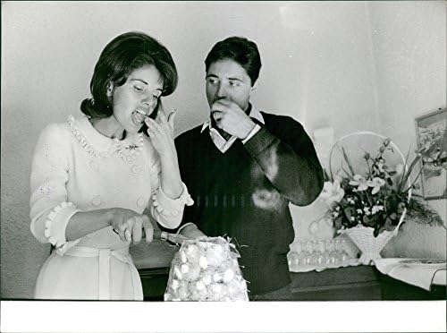 Гроздобер фотографија на Саха Дистел со сопругата, уживајќи во храна. Фото направена на 30 јануари 1963 година