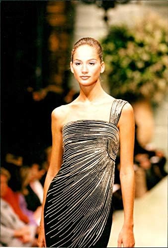 Гроздобер фотографија на модната ревија, Haute Couture Spring-Summer 1996.