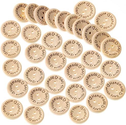 Нуоми 100 парчиња слатки дрвени занаетчиски копчиња 2 дупки „Рачно изработени со Loveубов“ ознаки за етикети за шиење додатоци за облека,