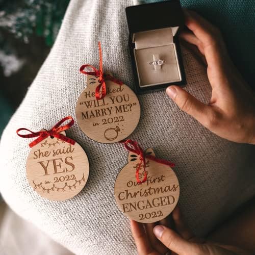 Подарок за прв Божиќен ангажман на срцето за парови 2022 сет од 3 | Нашиот прв Божиќ ангажиран украс 2022 | Орнаменти за ангажмани 2022 година