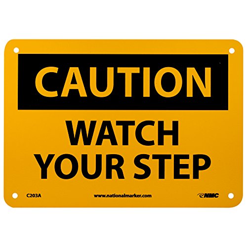 NMC C203P OSHA знак, Внимание гледајте го вашиот чекор, 10 ширина x 7 висина, винил чувствителен на притисок, црна на жолта боја