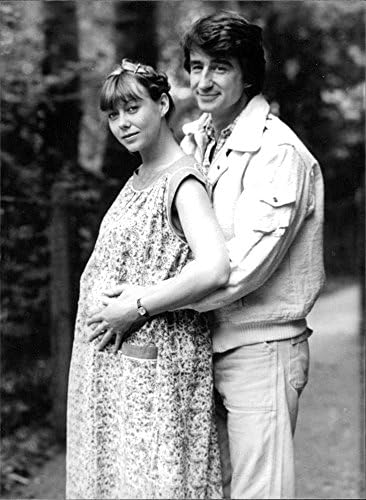 Гроздобер фотографија на ennенифер Ен „enени“ Агтер со нејзиниот ко-почеток Сем Ватерсон, игра улога на бремена мајка.
