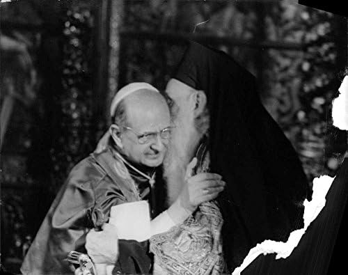Гроздобер фотографија на папата Пол VI гушкање на човек.