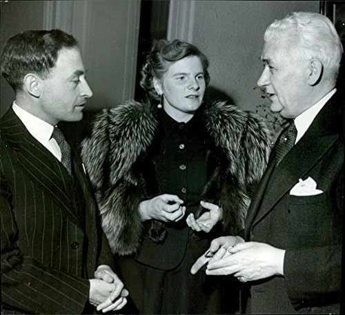 Гроздобер фотографија од обвинението на Ирска, Вилијам Ворнок со сопругата Дороти и генералниот конзул Нилс Јансон. - 19 април 1949 година