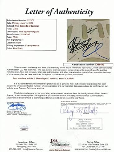 5 секунди од летото 5sos потпишаа автограм со целосна големина Fender Electric Guitar со Jamesејмс Спенс ЈСА Писмо за автентичност