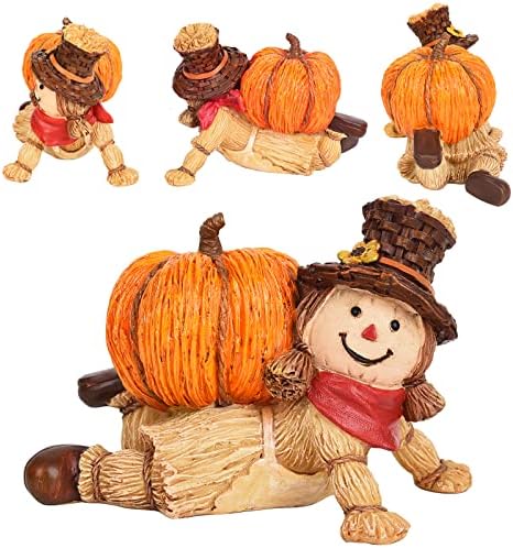 Денот на благодарноста Плашило украси паѓаат на отворено Плашило Страшило од тиква фигурини на табела со таблички, среќна жетва